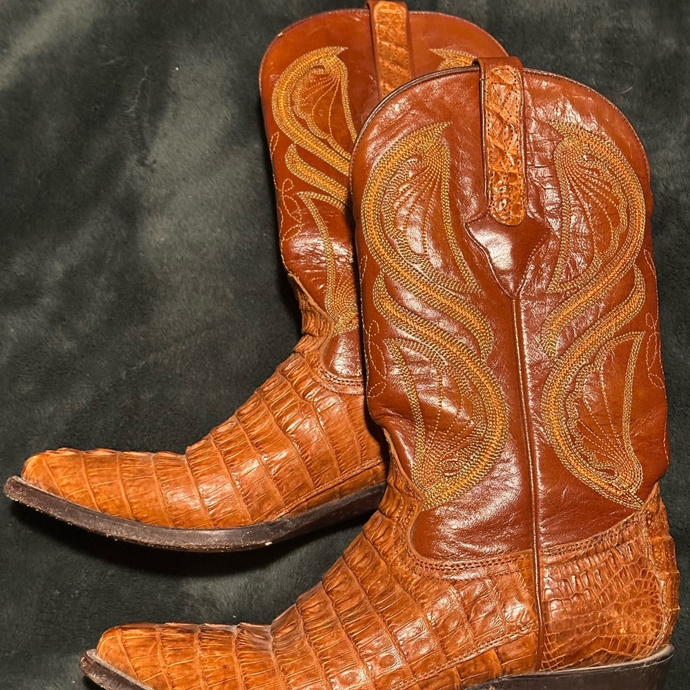 Caiman’s women’s boots size 6